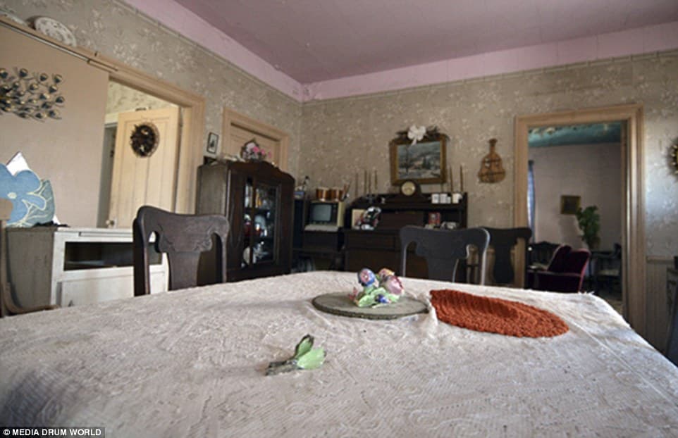 251112C800000578-2926466-The_main_room_in_the_house_is_dominated_by_the_dining_table_stil-a-9_1422292769026