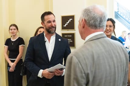 Entertainment: Noah Wyle on Capitol Hill
