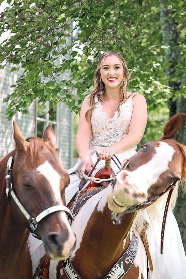 horse steals a bride's spotlight