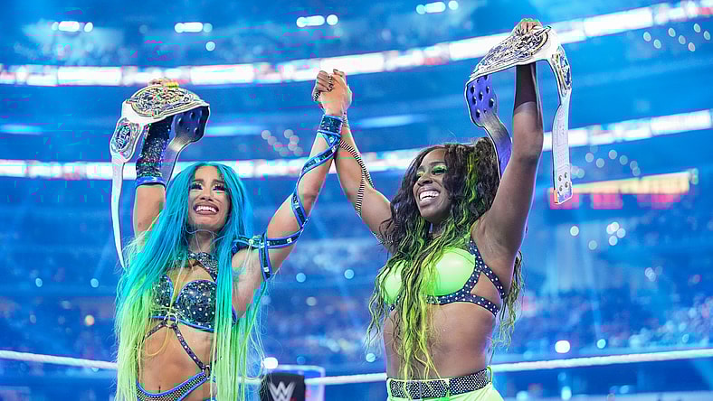 Sasha Banks Naomi