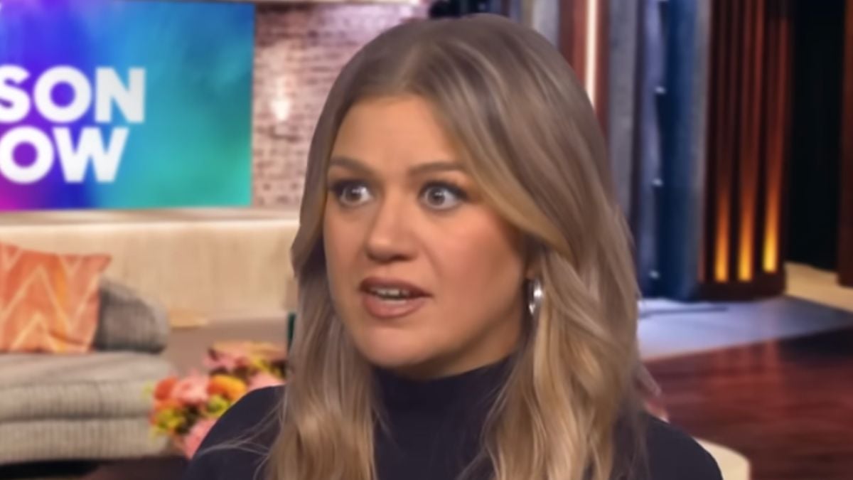 Kelly Clarkson Absent