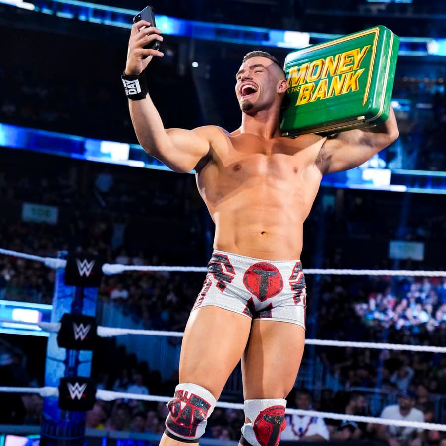 Details Bayley's New Stable