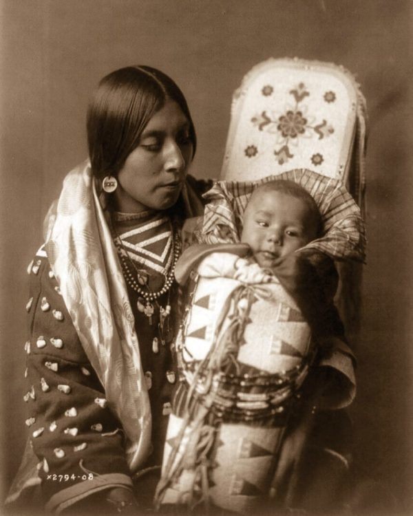 A mother and child of the Crow tribe, in 1908.