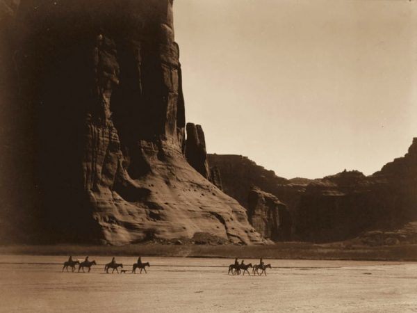 Group of men of the Navajo tribe in the Canyon de Chelly, Arizona, in 1904.