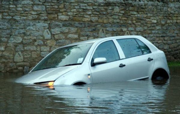 sinking car, survival tip