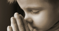 young boy praying