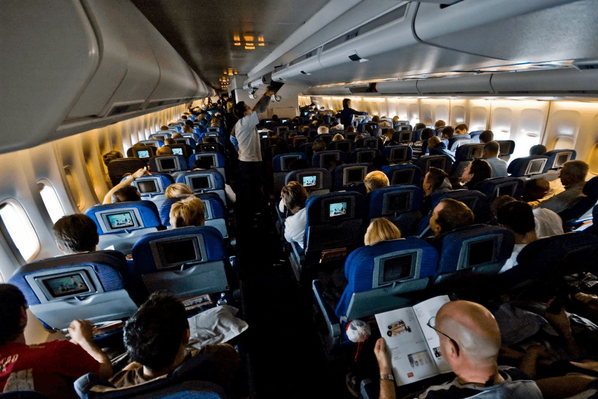 Рейс аэрофлота бангкок красноярск. Овербукинг в самолете. Салон самолета с людьми. Салонтсамолета с пассажипраи. Фото самолета летает в Доминикану.