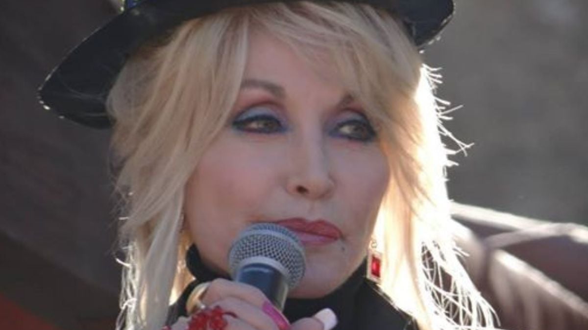 Dolly Parton Amazed Fans In This Photo Without Her Wig