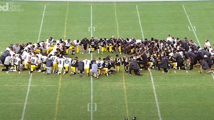 NFL Steelers coach Mike Tomlin take knee prayer