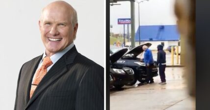 Terry Bradshaw helps motorist