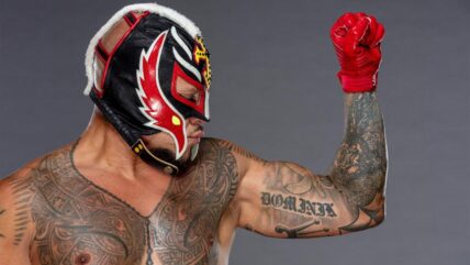 Rey Mysterio Re-Signs WWE
