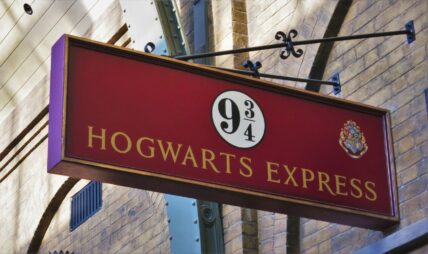 platform 9 3:4 sign / harry potter hbo series