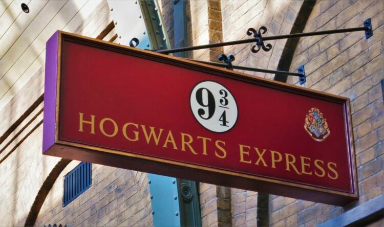 platform 9 3:4 sign / harry potter hbo series